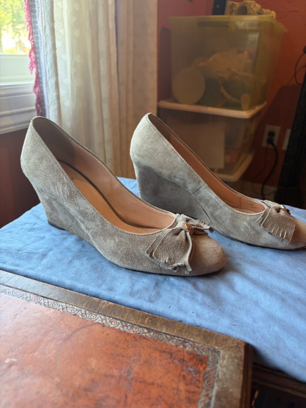 Kate Spade 9 Taupe. - Picture 2 of 4